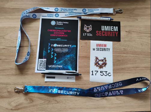 Materiały z konferencji in2security: identyfikator, smycz, długopis i naklejki 17 53c